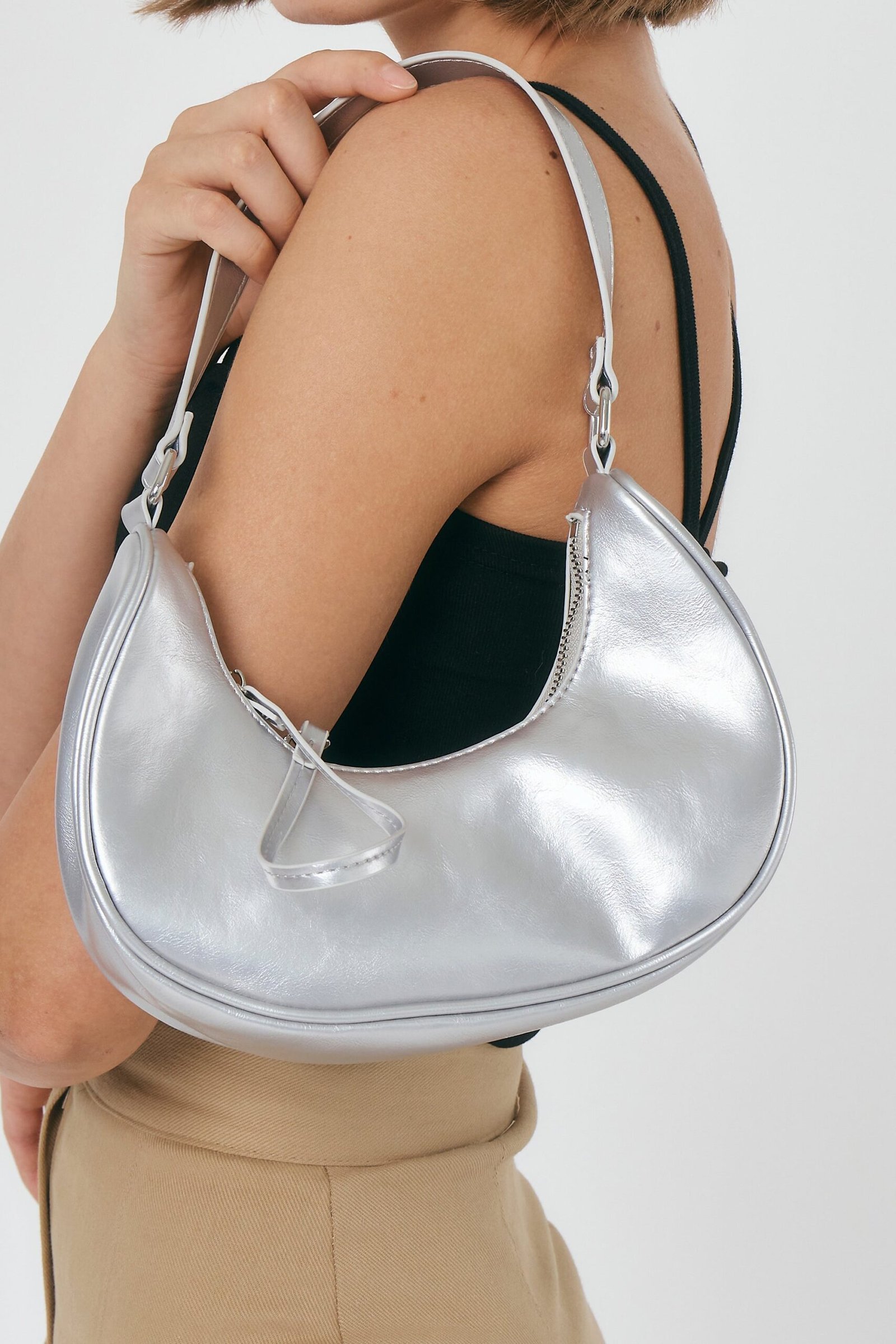 PetiteHoboBag_02_5bc269ce-379e-4a3f-b244-0a467a09e329.jpg